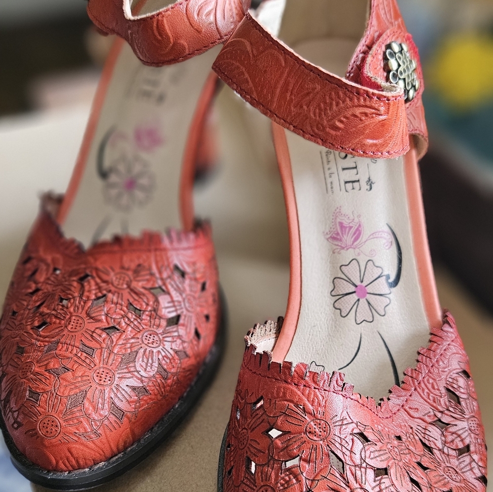 New L'Artiste Spring Step Sandals